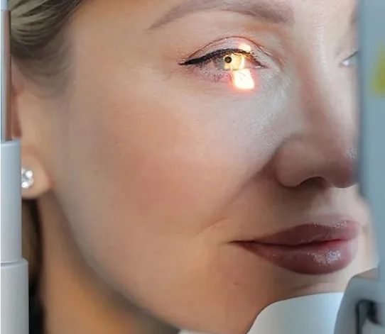Ocular surface examination at the slit lamp