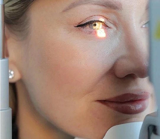 Ocular surface examination at the slit lamp